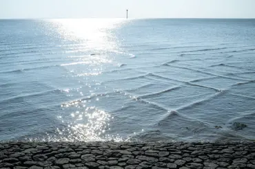 Podívejte se, jak vypadají příčné vlny. Objeví-li se na hladině moře šachovnice, utíkejte pryč