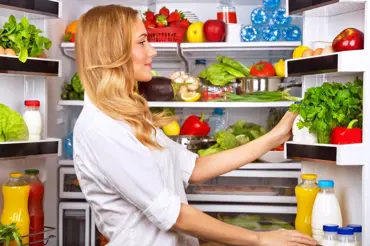 Jak správně skladovat potraviny. Víte, co patří do lednice a co do spíže? Důležité jsou i dózy