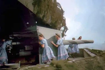 Tato bizarní fotografie vznikla v roce 1940. Tipli byste, proč mají na sobě vojáci ženské šaty