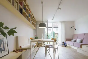 Architekti proměnili stísněný prostor v úzké pražské řadovce v moderní bydlení