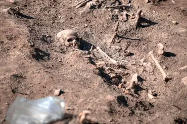 Ve středověkém hrobě našli ženu s hřeby v ústech. Teorie vědkyně okouzlila svět