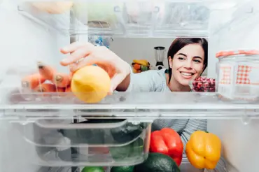 10 potravin, které skladujete nesprávně: Do lednice nepatří rajčata ani okurky a kam ideálně s vejci