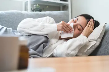 Jak poznáte chřipku od covidu a co je momentálně dle lékařů nebezpečnější?