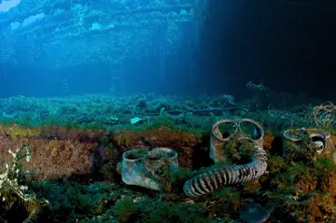 Truk: Podívejte se na děsivé záběry z obrovského podmořského hřbitova lodí, tanků a letadel