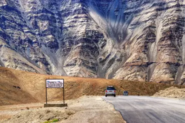 Záhadná magnetická hora v Indii k sobě přitahuje auta i letadla. Podívejte se, co s nimi dělá