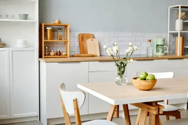 Minimalistická kuchyně: Takhle vytvoříte prostor s minimem věcí a maximální funkčností