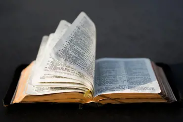 Vědci prosvítili Bibli UV světlem a zůstali v šoku. Našli v Matoušově evangeliu tajemství skryté 1500 let