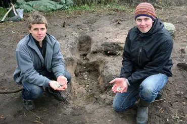 Dva teenageři kopali u souseda na zahradě. Našli malý hrnec a v něm zázrak z doby starých Vikingů