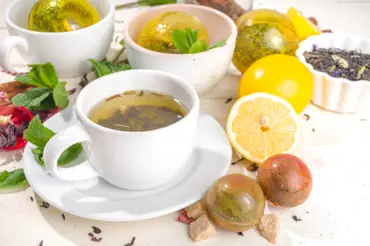 Dáváte si do čaje citron? Nedělejte to! Lékaři varují před závažnými zdravotními následky