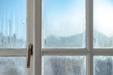 Rosení oken v zimě trápí takřka každou domácnost: Vyřeší ho správné větrání i speciální účinné  zařízení