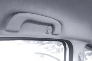 Víte, k čemu slouží stropní madlo nad sedadlem řidiče v autě?