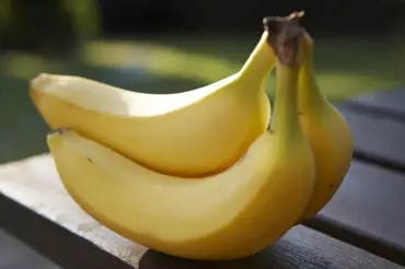 Jak zabránit hnědnutí banánů: Díky triku s ubrouskem a gumičkou vydrží krásně žluté opravdu dlouho