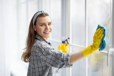 Jak umýt okna za pět minut a beze šmouh? Toto je bleskový postup