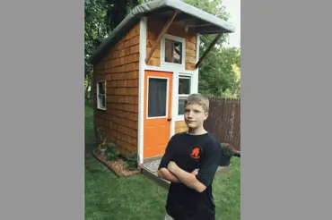 Třináctiletý chlapec si postavil na zahradě vlastní dům. Neuvěříte, co dítě dokáže stvořit