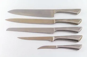 Nabroušené nože bez brousku: Stačí obyčejný talíř a budou ostré jako břitva