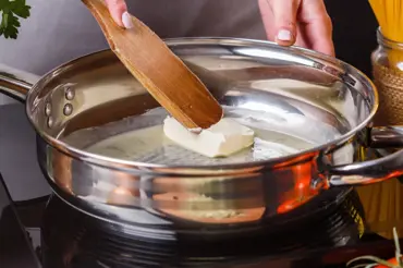 Jak smažit na másle a oleji: Díky těmto trikům se tuk nikdy nepřepálí