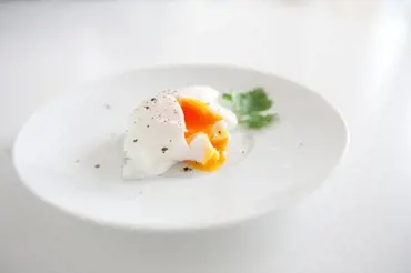 Zastřené vejce, které se vždycky povede: Trik s potravinovou fólií nic nepřekoná