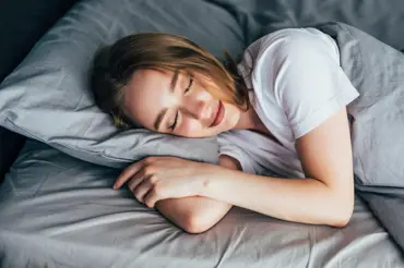 Lékařka prozradila, jaká je nejzdravější poloha při spánku. Kdo spí na břiše či pravém boku, ubližuje si