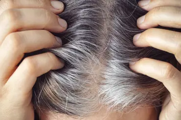 Vlasová expertka promluvila o nejčastější chybě žen se šedými vlasy. Dělají se kvůli ní mnohem starší
