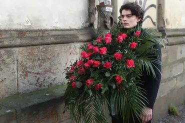 Obří kytice pro dědečka a velká lítost: Rodina se loučila s Ladislavem Trojanem