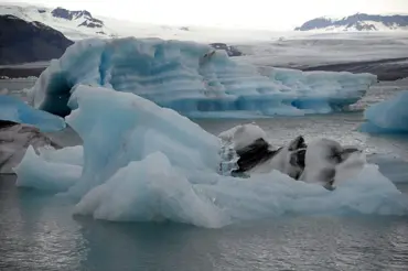 Vědci pozorují pod jezerem v Antarktidě nevysvětlitelný jev. Nesmí jej zkoumat