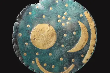 Mezi zbraněmi z doby bronzové byl nalezen záhadný zelený kotouč se symboly.  Zatím není jasné, co to je