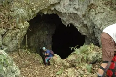 Zvědavec hledal dávné hrobky a propadl se do temné jeskyně. To, co v ní našel, je námět na horor