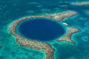 Ponorka na dně Modré díry v Belize o objevila hrůzné tajemství. Vláda se od nálezu distancovala