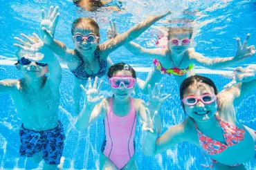 Nepodceňujte to. 7 tipů, jak naučit své děti prvky sebezáchrany ve vodě