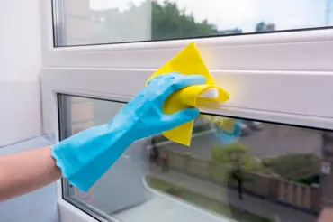 Jak vyčistit rámy oken: Pozor na chyby, můžou je nenávratně poškodit