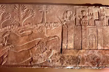 Podívejte se na tuto starověkou asyrskou desku. Ze záhadného plovoucího muže jsou vědci zcela zmateni