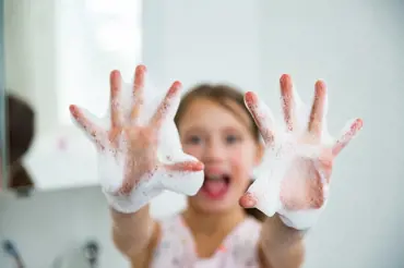 Hygiena: Myjete si ruce nebo si na ně jenom stříkáte dezinfekci