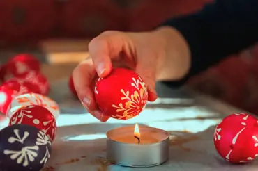 Jak barvily vejce naše babičky: Tento tradiční postup s voskem nic nepřekoná