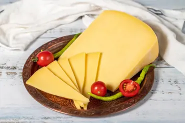 Ušetřete za drahý čedar: K domácí přípravě tohoto sýra vám stačí pouhý litr mléka