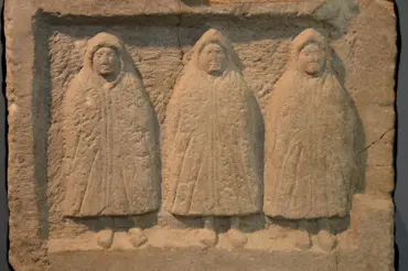 Tyto záhadné středověké postavy v kápích se objevují po celé Evropě. Vědci zatím netuší, co jsou zač