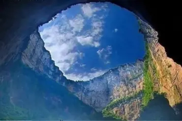 Vědci našli v Číně obří kráter. Spustili se do něj a otevřel se jim nebeský ráj s neznámým životem