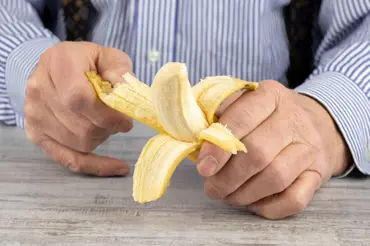 Většina lidí loupe banány špatně a ničí je. Dělejte to správně, jako opice