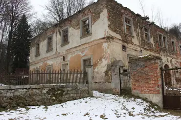 Březová zachraňuje zdevastovaný zámek, ruský podnikatel ho chtěl zbourat