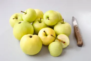 Letní jablka do sklenic: Takhle si z nich dělaly naše babičky zásoby na štrúdl