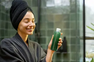 Nečekaná využití šampónu v domácnosti: Na škrábance, zrcadla i zatuhlé panty