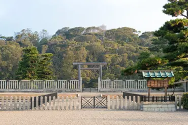 V Japonsku leží záhadné obří objekty velikosti pyramid, ale nikdo k nim nesmí
