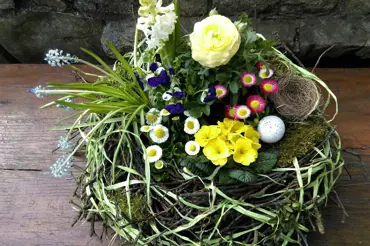 Velikonoční tvoření: dekorace na stůl z přírodnin a jarních květin