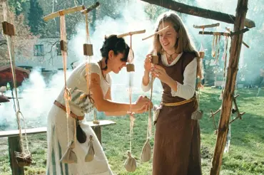 Jak řešily ženy ve středověku silnou menstruaci, když nebylo spodní prádlo? Tohle byste zažít nechtěli