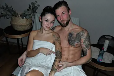 Snímky, ze kterých tryská láska: Bábor se s mladičkou snoubenkou potil v sauně