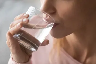 Proč pít každé ráno sklenici teplé vody? Velmi tím prospějete svému zdraví