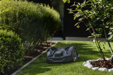 Tisíce robotických sekaček šetří práci na zahradách. Podívejte se, jak si nějakou vybrat