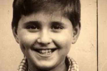 Poznáte v tomto malém chlapci superslavného českého zpěváka? Kvůli jizvám nosil lacláče, zemřel předčasně