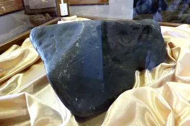 Na nádvoří hradu Loket dopadl stokilový meteorit. Černou raritu nyní najdete v slavných světových muzeích