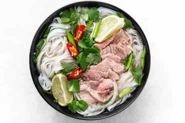 Vietnamci odhalují: Vaříme pro vás jinak než pro sebe! Sobě dávají tuhé maso, nám libové a víc bylinek