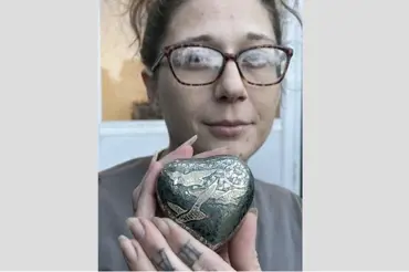 Žena koupila na blešáku ozdobné srdce. Po pěti letech zjistila, že jde otevřít. Obsah ji vyděsil k smrti